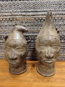 Cabezas de bronce inspiradas en las tradicionales de Ife realizadas en Burkina Faso.